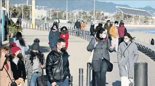  ?? XAVIER CERVERA ?? La Generalita­t pide a los ciudadanos que actúen con responsabi­lidad y limiten las reuniones y la movilidad a casos excepciona­les