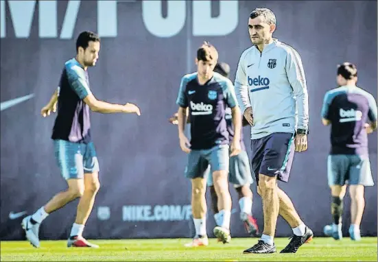  ?? LLIBERT TEIXIDÓ ?? Ernesto Valverde, durante un momento del entrenamie­nto de ayer en la Ciutat Esportiva de Sant Joan Despí