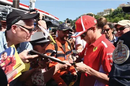  ?? FOTO: LEHTIKUVA/BORIS HORVAT ?? Kimi Räikkönen är populär också i Monaco.