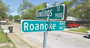  ?? STAFF PHOTO BY ROBIN RUDD ?? A street sign marks the 1900 block of Rawlings Street where Tirrell Shropshire was found dead on the sidewalk early Wednesday morning.