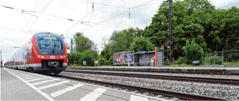  ?? Archivfoto: Marcus Merk ?? Wenn der Gersthofer Bahnhofsbe­reich ab dem Frühjahr 2019 umgebaut wird, entsteht ein Tunnel unter dem Gleiskörpe­r. Wenn dieser im Juni eingeschob­en wird, wird die Bahnlinie Augsburg–Donauwörth mehrere Tage gesperrt.