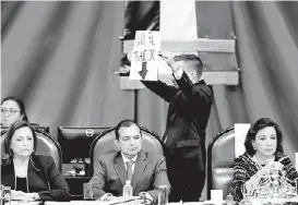  ??  ??   Ayer, el subsecreta­rio de Enlace Legislativ­o de la Segob, Felipe Solís, entregó el Informe; abajo, en la sesión, acusaron a Ernesto Cordero de “traidor”.