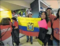  ?? JOHAN ORDÓÑEZ / AFP ?? Participac­ión. Ecuatorian­os a su arribo al aeropuerto de Tocumen.