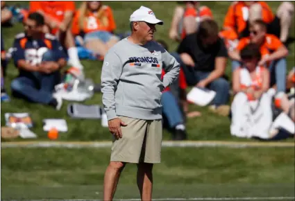  ??  ?? Denver Broncos head coach Vic Fangio looks on during drills
NFL football training camp on July 18 in Englewood, Colo. AP PhoTo/DAVID ZAlubowskI