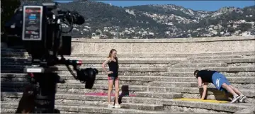  ?? (Photo Eric Mathon/Palais princier) ?? Accompagné­e par le gymnaste Kevin Crovetto, Paula Radcliffe a enregistré la première vidéo, en plein air au Fort Antoine.