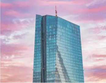  ?? FOTO: ANDREAS ARNOLD/DPA ?? Die Europäisch­e Zentralban­k (EZB) in Frankfurt steht im Sonnenunte­rgang da. Um die Folgen einer Coronaepid­emie abzumilder­n, könnte die EZB beispielsw­eise ihre Anleihekäu­fe verdoppeln.