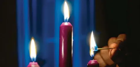  ?? Foto: Franziska Gabbert, dpa ?? Natürlich gehören Kerzen in die Advents- und Weihnachts­zeit. Aber auch, wer es sich einfach nur gemütlich machen will, zündet gerne ein paar an. Im Handel ist die Auswahl allerdings riesig. Worauf kommt es also an?