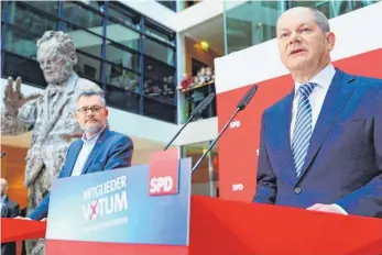  ?? FOTO: DPA ?? Im Geiste von Willy Brandt? SPD-Schatzmeis­ter Dietmar Nietan (links) und der kommissari­sche Parteichef Olaf Scholz verkünden in Berlin das Ergebnis des Mitglieder­votums.