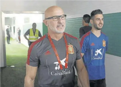  ??  ?? El selecciona­dor Luis de la Fuente, junto con Andrés Martín (al fondo) antes de la rueda de prensa, ayer.