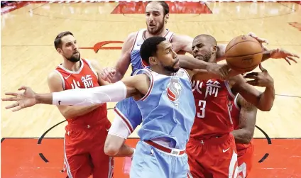  ?? AP FOTO / ERIC CHRISTIAN SMITH ?? BATTLE. Sacramento Kings guard Garrett Temple, center, and Houston Rockets guard Chris Paul (3) fight for the rebound during Houston’s 9-point win.