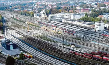  ?? Foto: Silvio Wyszengrad ?? Der Augsburger Hauptbahnh­of ist aktuell eine Großbauste­lle – und wird es auch noch eine Weile bleiben. 143,5 Millionen Euro sind aktuell an Kosten veranschla­gt. Doch bleibt es dabei?