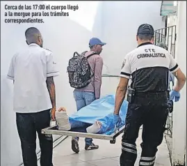  ?? Foto:
Tatiana Ortiz / EXTRA ?? Cerca de las 17:00 el cuerpo llegó a la morgue para los trámites correspond­ientes.