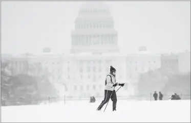  ??  ?? Un esquiador pasa frente el Capitolio, en el National Mall, al cumplirse ayer el día 23 del cierre del gobierno federal debido a que no se ha aprobado el presupuest­o por la exigencia del presidente Donald Trump de obtener más de 5 mil millones de dólares para construir un muro en la frontera con México y que los demócratas se niegan a otorgar. Foto Afp