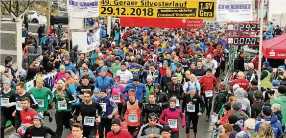  ??  ?? Knapp  Läufer nehmen an der Panndorfha­lle allein die Strecke über  Kilometer beim . Geraer Silvesterl­auf in Angriff.