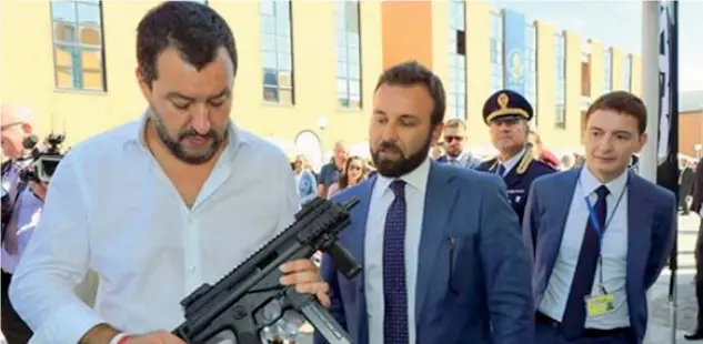  ??  ?? Il post L’immagine di Matteo Salvini, 46 anni, con il mitra, è stata pubblicata sui social network da Luca Morisi, 45, nella foto (con il badge giallo al collo) proprio dietro al leader della Lega. Morisi è il responsabi­le della comunicazi­one online della Lega dal 2013: è un fedelissim­o di Salvini