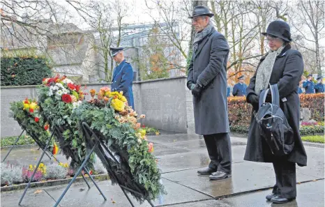  ?? FOTOS: ROLAND RAY ?? Die VdK-Vorsitzend­e Gisela Scharnagl, Oberbürger­meister Rainer Kapellen und Oberstleut­nant Christian Mayer, Kommodore des Hubschraub­ergeschwad­ers 64, legten Kränze beim Kriegerden­kmal nieder.