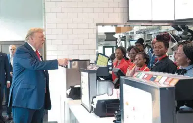  ?? ?? CAMPAÑA. Trump sorprendió a asistentes de restaurant­e de fast food; ordenó pollo para todos.