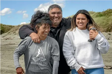  ?? WARWICK SMITH/STUFF ?? Kyle Kuiti, who has been awarded a Public Service Model for his work with youth in the justice system, with his partner, Ada Graham, left, and daughter, Tayla Kuiti, at Foxton Beach