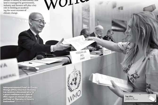  ?? Photo: AFP ?? Intergover­nmental Panel on Climate Change (IPCC) Chairman Hoesung Lee receives a document prior to a press conference on a special IPCC report on climate change and land on Thursday in Geneva, Switzerlan­d.