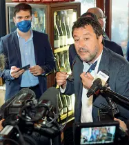  ??  ?? Assediato Salvini intervista­to ieri a Verona dice: «Anche a Roma solo con chi ama l’autonomia»