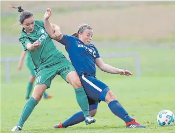  ?? FOTO: VOLKER STROHMAIER ?? Erzielte das 2:0 für den SV Alberweile­r in der Regionalli­ga Süd gegen den SV Frauenbibu­rg: (links) Alberina Syla.