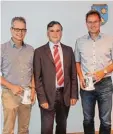  ?? Foto: Thomas Unflath ?? Bürgermeis­ter Günther Pfefferer (Mitte) hat Karlheinz Leinfelder (rechts) und Thomas Kowalzik als Stadträte verab schiedet.