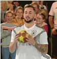  ?? Foto: ARD-Screenshot ?? Der FCA-Fußballer Marco Richter scheitert beim Handball an Torwart Silvio Heinevette­r.