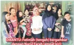  ??  ?? DIBANTU: Fatimah (tengah) bergambar dengan Nurul Farah (empat kiri) bersama anak-anaknya ketika melawat keluarga berkenaan, semalam.