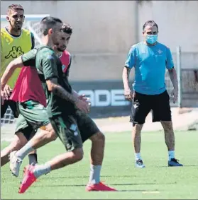  ?? FOTO: EFE ?? Alexis, en su primer entrenamie­nto al frente del Betis tras el despido de Rubi