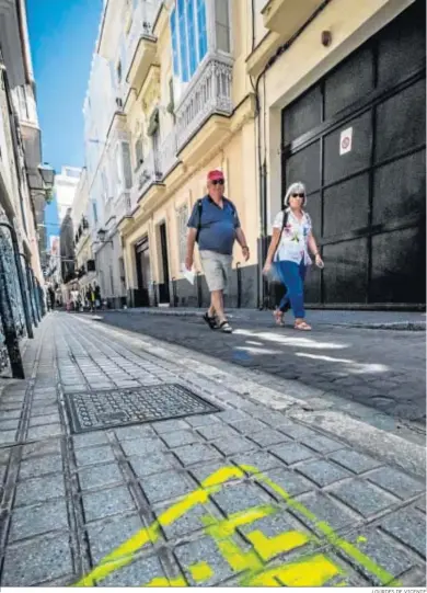  ?? LOURDES DE VICENTE ?? Pintadas contra los pisos turísticos en una calle del centro de Cádiz.