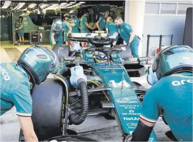  ?? Darko Bandic / AP ?? Fernando Alonso, ayer, en el ‘box’ de Aston Marin junto a sus mecánicos.