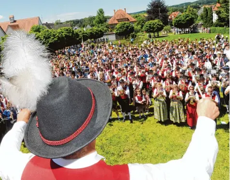  ?? Archivfoto: Marcus Merk ?? Hunderte Musiker versammelt­en sich bereits beim Bezirksmus­ikfest 2012 und dem 50. Jubiläum der Trachtenka­pelle Hirblingen zum großen Gemeinscha­ftschor. Heuer sind nun die vier Gersthofer Musikverei­ne Ausrichter der mittlerwei­le 42. Auflage dieser...