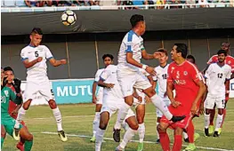  ??  ?? Action from the I- League match between Indian Arrows and Aizawl FC in Margao on Friday. The match ended 2- 2.