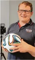  ??  ?? Christian Forscht mit WM Ball 2014 – „Brazuca“. Aktuell hießt er „Telstar“.