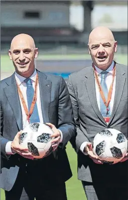  ?? FOTO: SIRVENT ?? Luis Rubiales (RFEF) y Gianni Infantino (FIFA)
El mundo del fútbol cambiará
