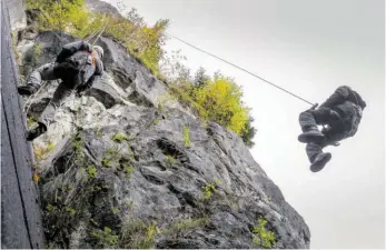  ?? BILD: SN/ROBERT RATZER ?? Die Bergputzer des Magistrats sind ganzjährig auf den Stadtberge­n unterwegs (Archivbild).