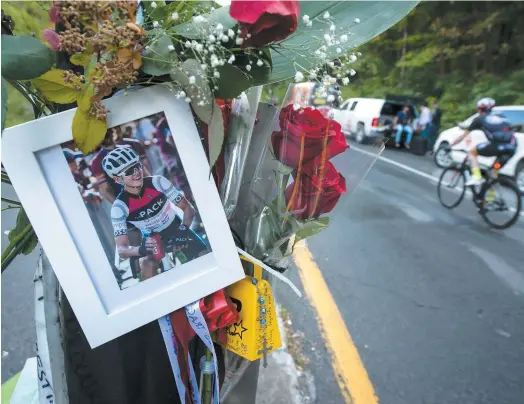  ?? PHOTO D’ARCHIVES ?? Une centaine de cyclistes s’étaient réunis en octobre au pied de la voie Camillien-Houde pour une ascension du mont Royal en hommage au cycliste Clément Ouimet, décédé quelques jours plus tôt après avoir été happé par un automobili­ste imprudent.