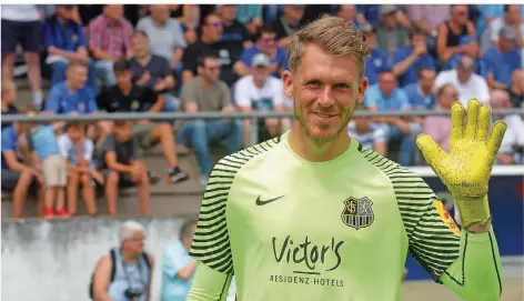  ??  ?? Hallo, hier bin ich: Daniel Batz, die bisherige Nummer eins der SV Elversberg, steht jetzt im Tor des 1. FC Saarbrücke­n.
FOTO: SCHLICHTER