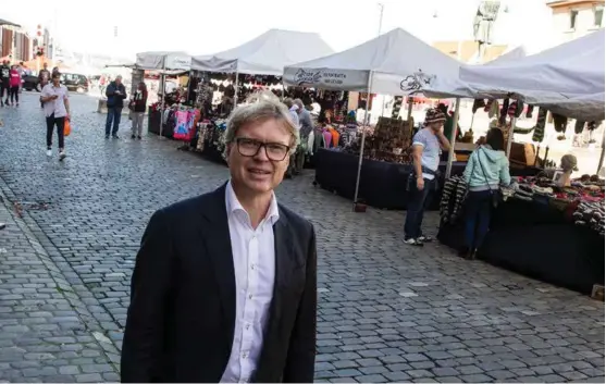  ?? ARKIVFOTO: RUNE NIELSEN ?? KRITISK: Hotelleier Kjetil Smørås råder byrådet til å redusere restaurant­driften på Torget. – Kanskje kan det vaere en enklere form for servering, men ikke slik det er i dag, sier han. Bildet er fra Vågsallmen­ningen slik den så ut i 2016.