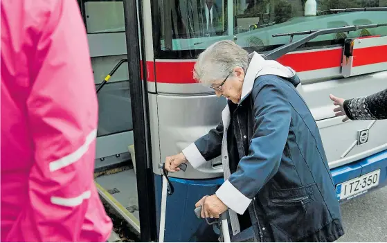  ?? FOTO: LINA ENLUND ?? Totalt tog det Ethel Storsjö inemot en halvtimme att ta sig från sin ytterdörr, ner för en brant stentrappa, till den parkerade bussen 30 meter bort, in och ut ur bussen och tillbaka till hemmets dörr. Proceduren var så pass krävande att Ethel måste stanna halvvägs för att vila.