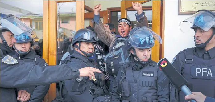  ?? RICARdo pRIstupLuk/EnvIAdo EspECIAL ?? Uno de los mapuches que ocuparon el juzgado ayer, rodeado de policías