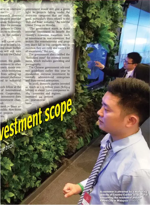  ?? Photo: IC ?? A customer is attracted by a marketing activity of Country Garden in Shanghai concerning the residentia­l project Forest City in Malaysia.