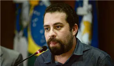  ?? Erbs Jr./Agif/Folhapress ?? O candidato do PSOL à Presidênci­a, Guilherme Boulos, na Associação Comercial do Rio