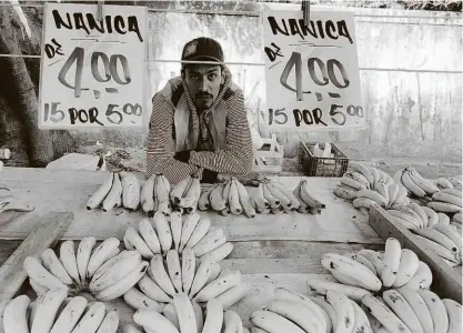  ?? Rivaldo Gomes/folhapress ?? Gabriel Reis, feirante que trabalha na zona sul da capital paulista, disse que ainda não reajustou preço porque tem estoque, mas, em média, dúzia da banana comerciali­zada nas feiras passou de R$ 4 para R$ 5