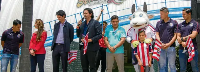  ??  ?? COMPROMISO.Amaury Vergara, acompañado por Jesús Sánchez, Jesús Godínez y Carlos Cisneros, durante un evento del Rebaño Sagrado en un parque de diversione­s.