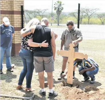  ?? ?? Mpumalanga Hawks’ Captain Jakes Jacobs, Jackie le Grange, Wesley Maartens and Michael Horn at the cross erected in Warrant Officer Gerrie le Grange’s honour.