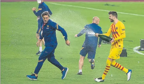  ?? FOTO: PERE PUNTÍ ?? Piqué se lo pasó en grande mojando con cava primero al cuerpo técnico y posteriorm­ente, a la prensa que esperaba a los campeones en el hotel