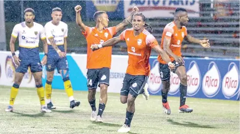  ?? CIBAO FC ?? Jugadores de Cibao FC celebran uno de los goles al final del partido del sábado contra Pantoja.