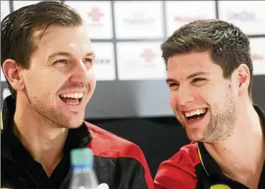  ?? Foto: Roland Weihrauch/dpa ?? Die Tischtenni­sspieler Timo Boll (l.) und Dimitrij Ovtcharov freuen sich auf die Heim-wm.