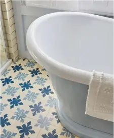  ??  ?? INSPIRING STYLE
Striking encaustic floor tiles with patterns in shades of blue were the starting point for the bathroom’s colour scheme